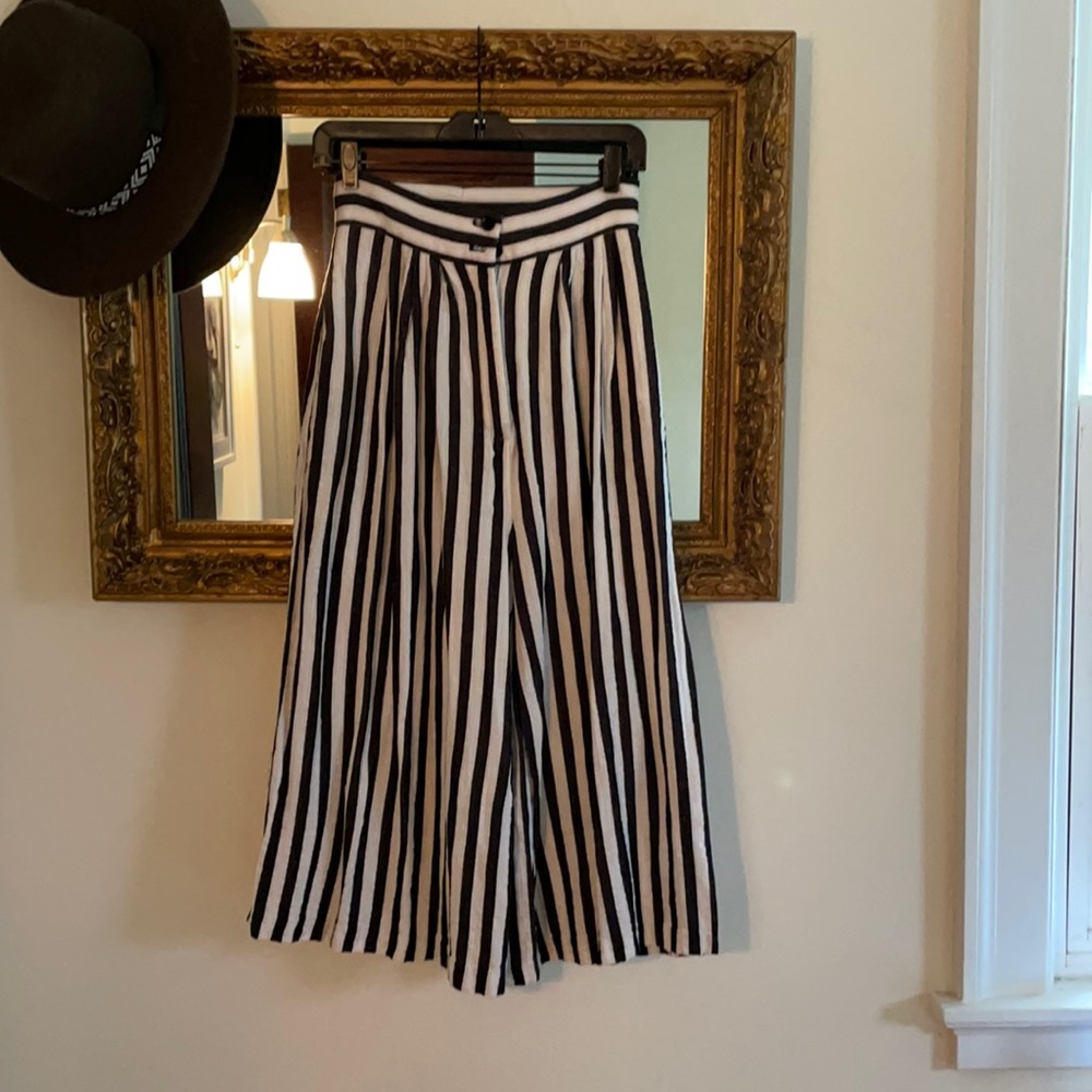 Adorable high waist wide leg cropped striped pants